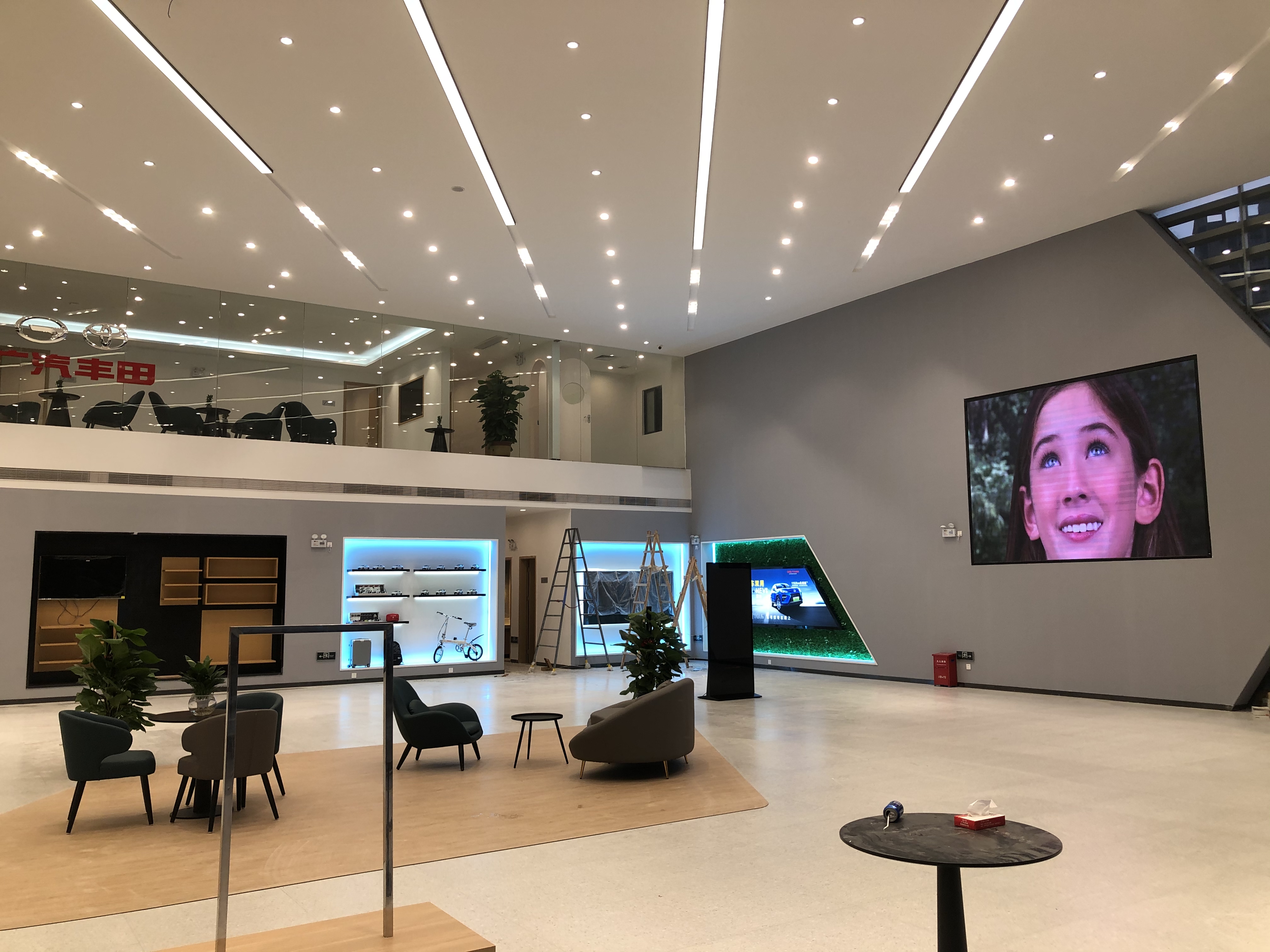 店員瘋狂發傳單，顧客卻頭也不抬？LED廣告機‘強制吸睛’的5個心機設計”